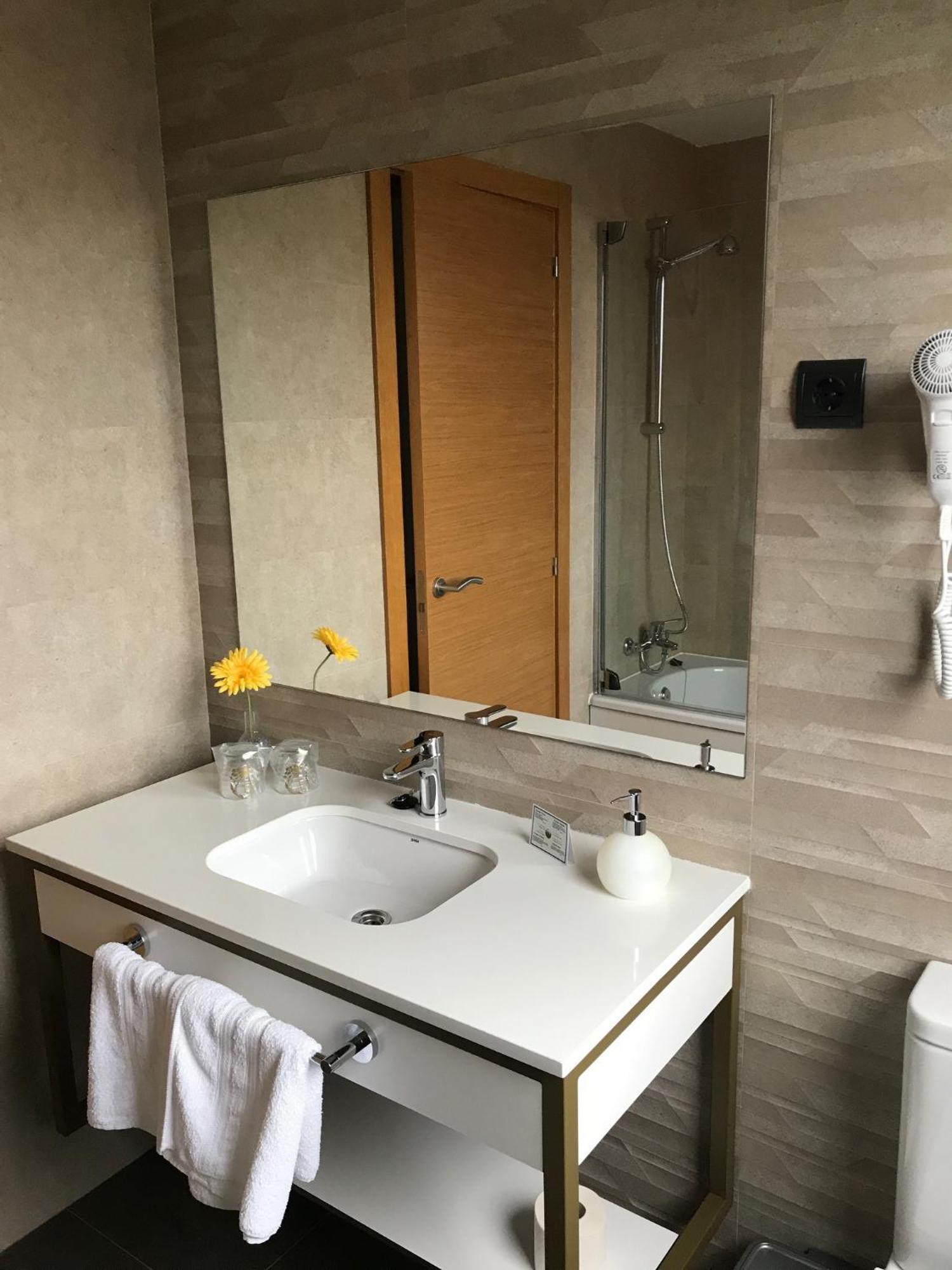 Hotel Mercedes Camargo Стая снимка